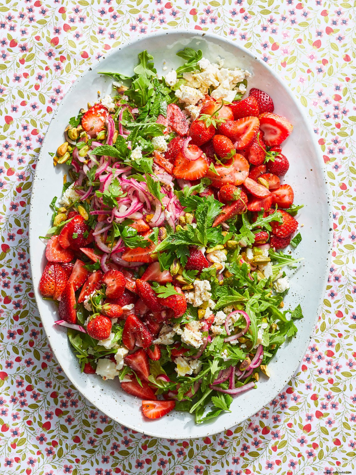 Ensalada de fresas con queso feta, rúcula y cebollas rojas en escabeche 