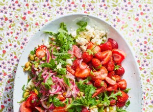 Ensalada de Fresas con Queso Feta, Rúcula y Cebollas Rojas Encurtidas: Receta Saludable y Rápida
