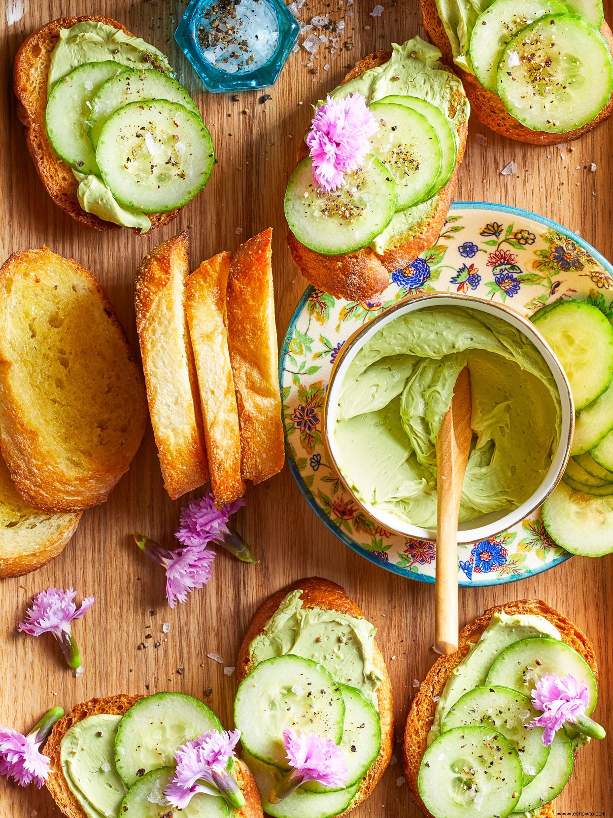 Crostini de matcha y pepino 