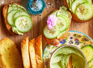 Crostini Frescos de Matcha y Pepino con Queso de Cabra