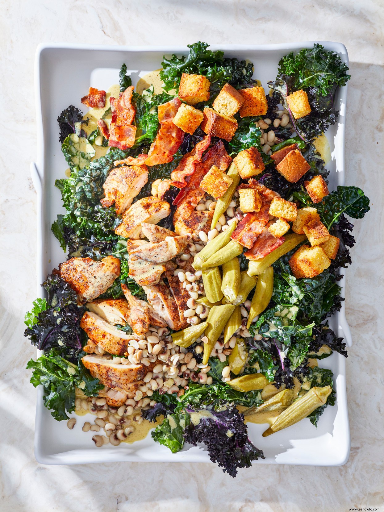 Ensalada de pollo cajún con picatostes de pan de maíz 