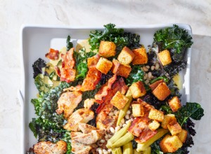 Ensalada de pollo cajún con picatostes de pan de maíz 