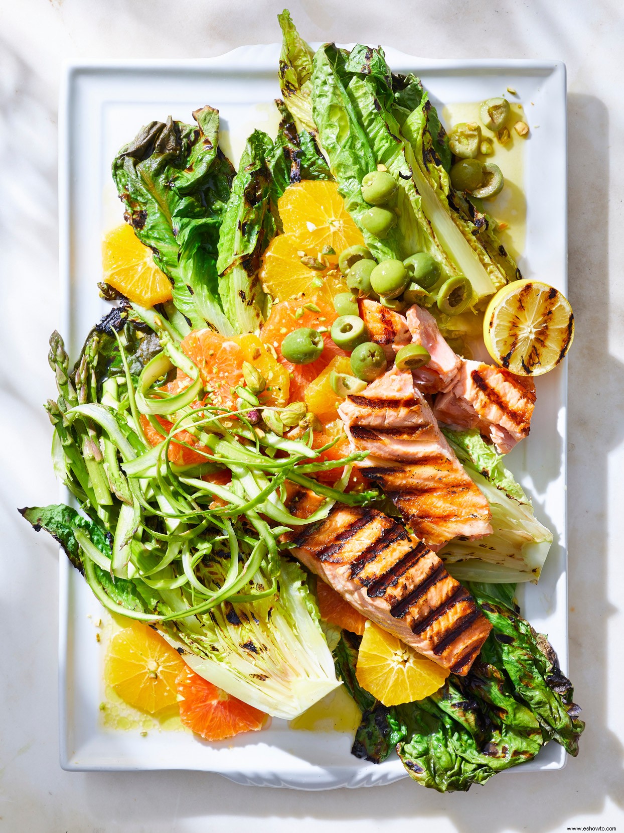 Ensalada de salmón y lechuga romana a la parrilla 