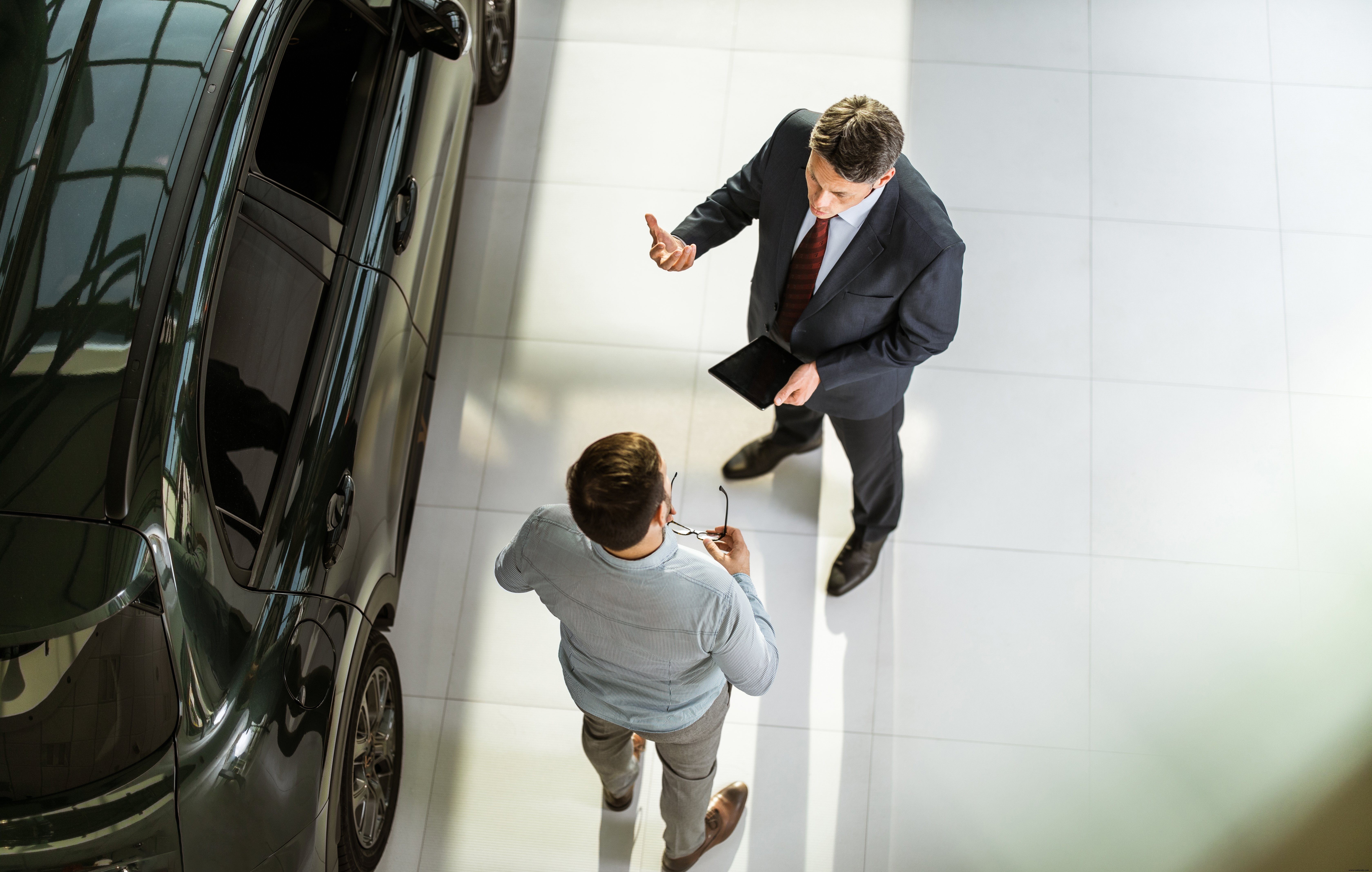 Cómo identificar a un buen vendedor de autos, o uno malo 