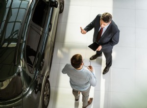 Cómo identificar a un buen vendedor de autos, o uno malo 
