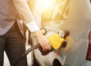 ¿Por qué no todos los autos tienen tanques de gasolina en el mismo lado? 