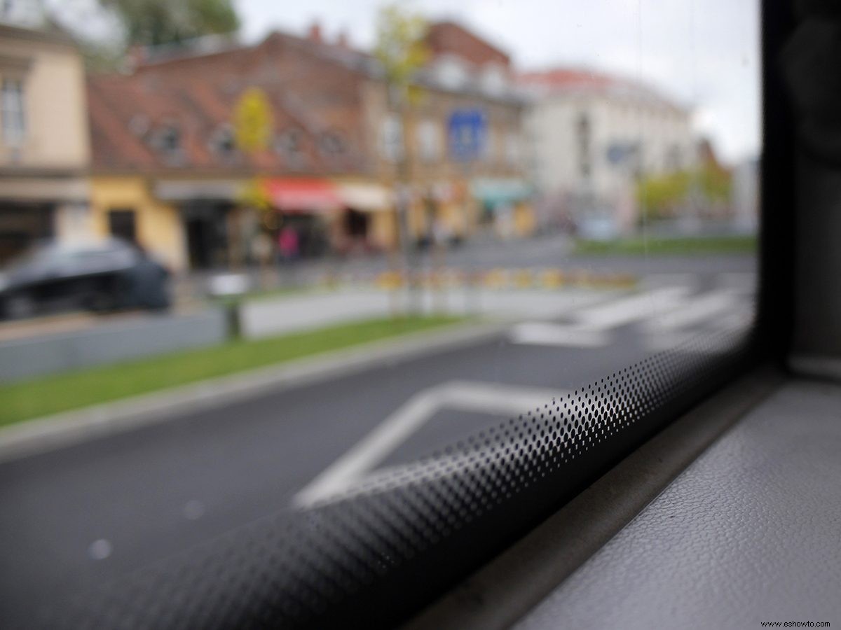 Esta es la razón por la que las ventanas de los autos tienen esos pequeños puntos negros 