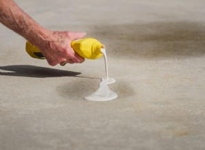 Guía Completa: Cómo Eliminar Manchas de Aceite, Grasa, Óxido y Más del Hormigón