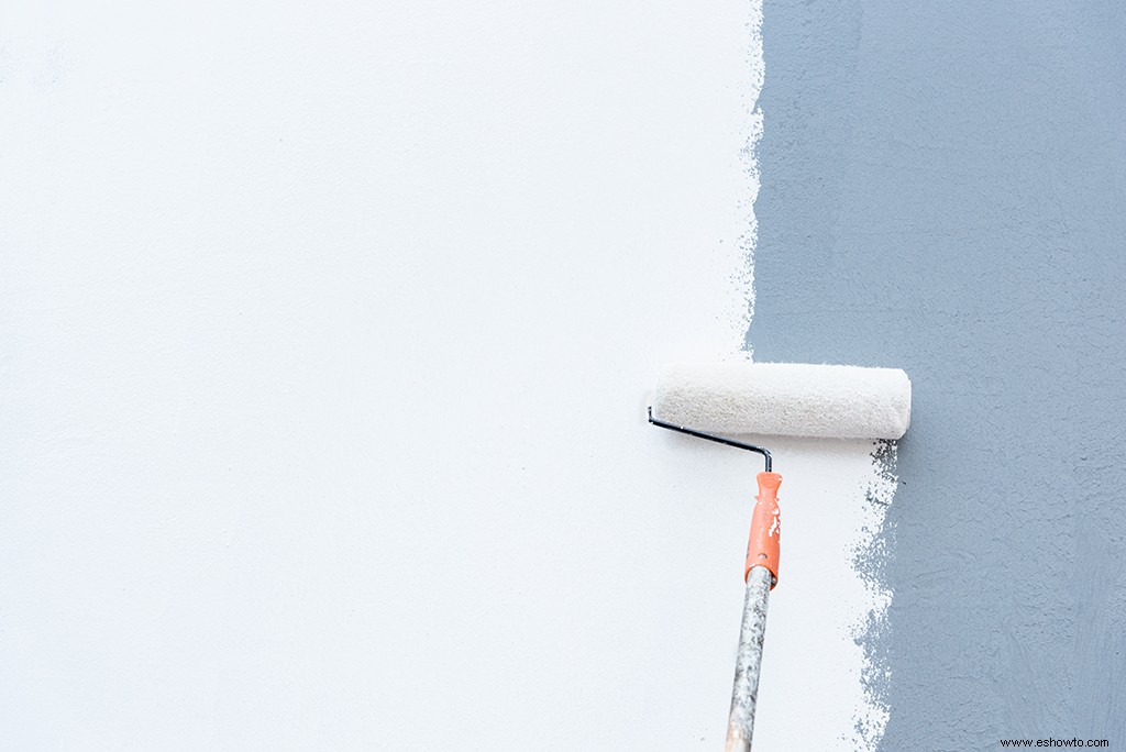 Cómo pintar sobre un color oscuro en tus paredes 