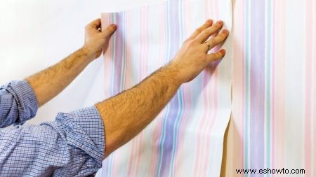 Cómo colgar papel tapiz (y cómo quitarlo) 