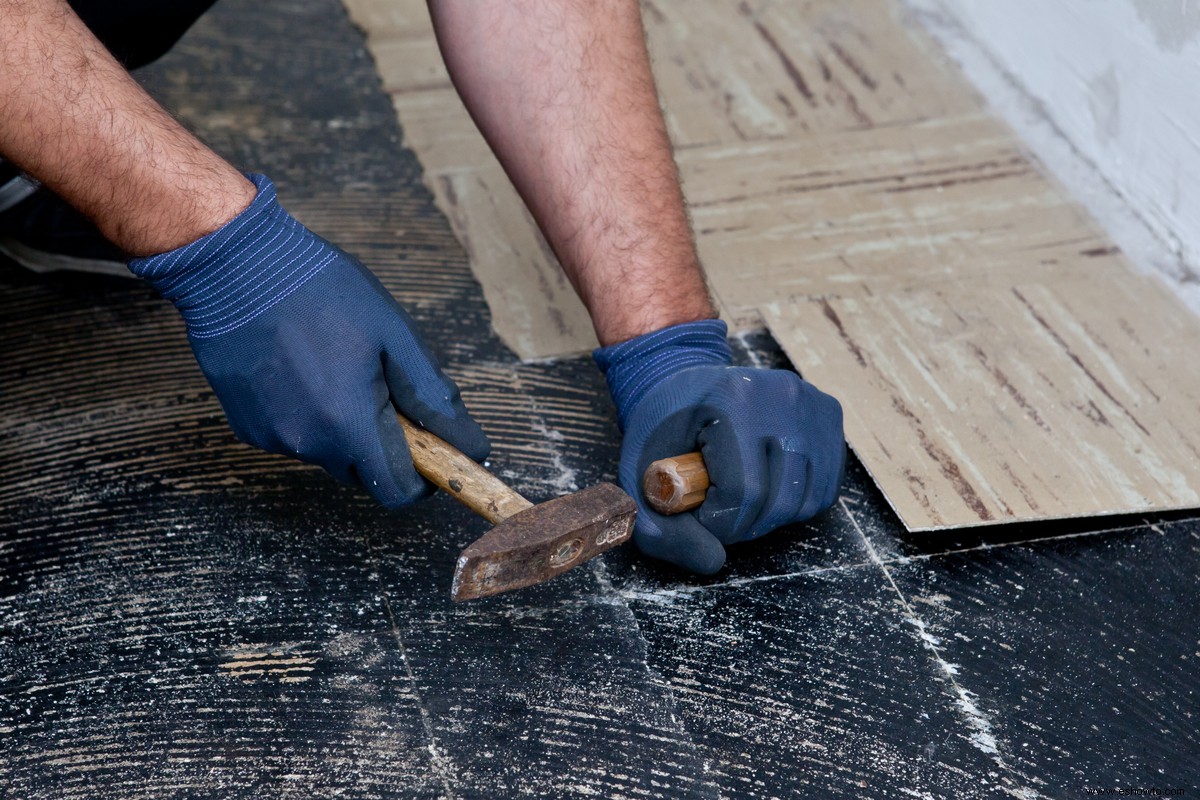 Una guía de bricolaje para quitar el piso de baldosas 