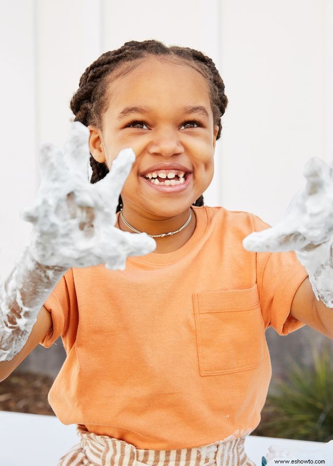 4 manualidades desordenadas que a tu hijo le encantarán (y que en realidad son geniales para su cerebro) 