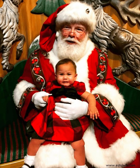 Todos saluden a Chrissy Teigen, quien asombrosamente se vuelve realista acerca de esas fotos perfectas de Papá Noel 