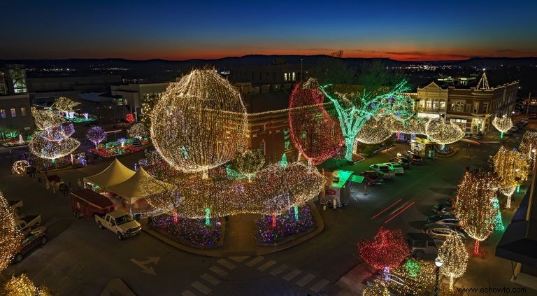 Las 38 mejores exhibiciones de luces navideñas en todo el país que son absolutamente impresionantes 