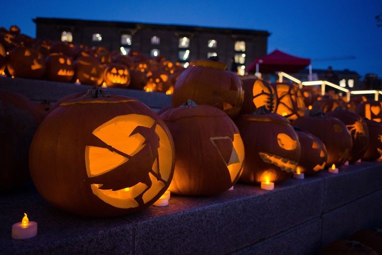 15 mejores pueblos pequeños para visitar este Halloween para casas embrujadas, ferias de comida y más 