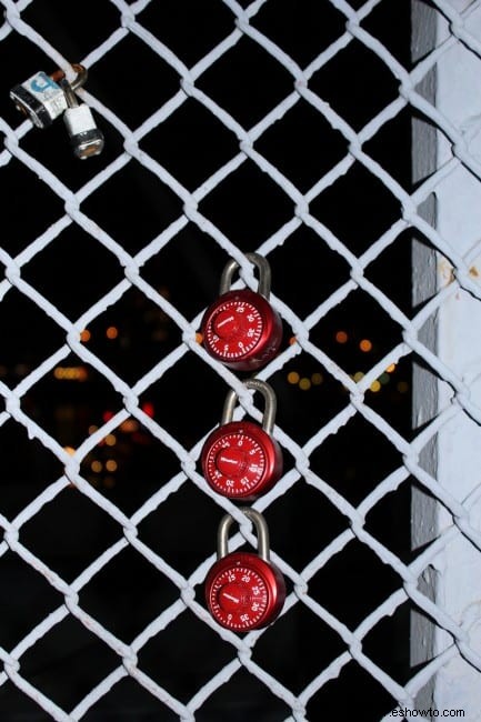 Love Locks en el puente Purple People 