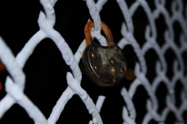 Love Locks en el puente Purple People 