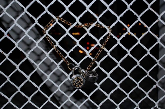 Love Locks en el puente Purple People 