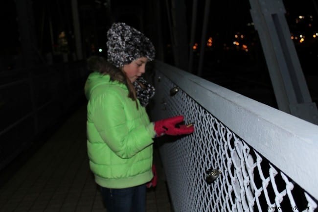 Love Locks en el puente Purple People 