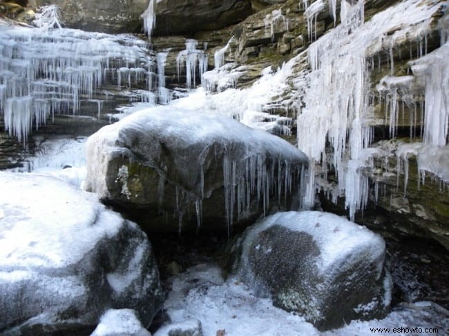 Senderismo de invierno en las cataratas de Anglin