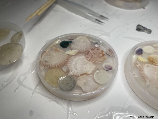 Cómo hacer posavasos de resina con conchas marinas