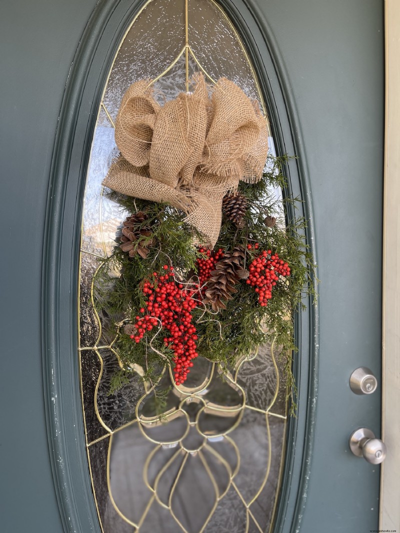 Cómo hacer una decoración de puerta de cedro fresco