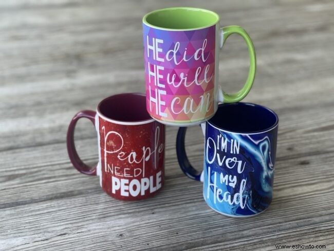 Diseños de tazas Cricut con tazas de colores