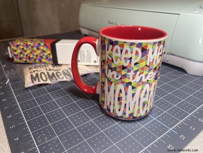 Diseños de tazas Cricut con tazas de colores