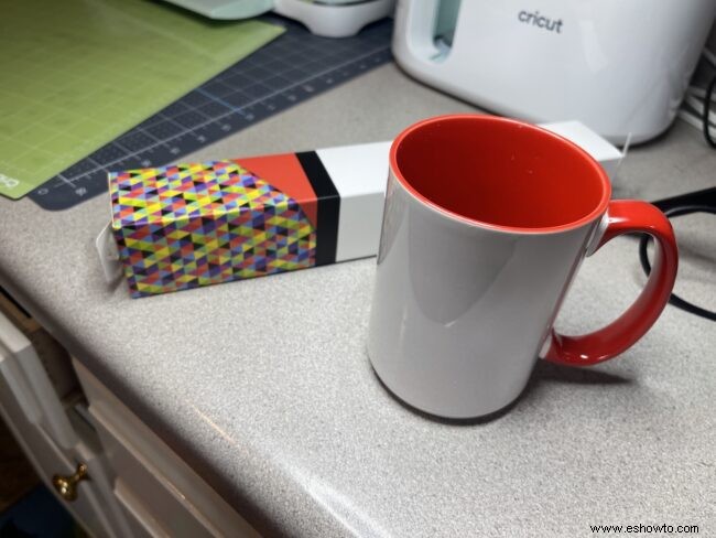 Diseños de tazas Cricut con tazas de colores