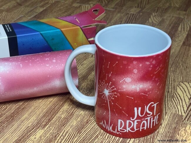 Diseños de tazas Cricut con tazas de colores