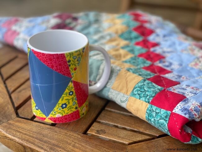 Diseños de tazas Cricut con tazas de colores