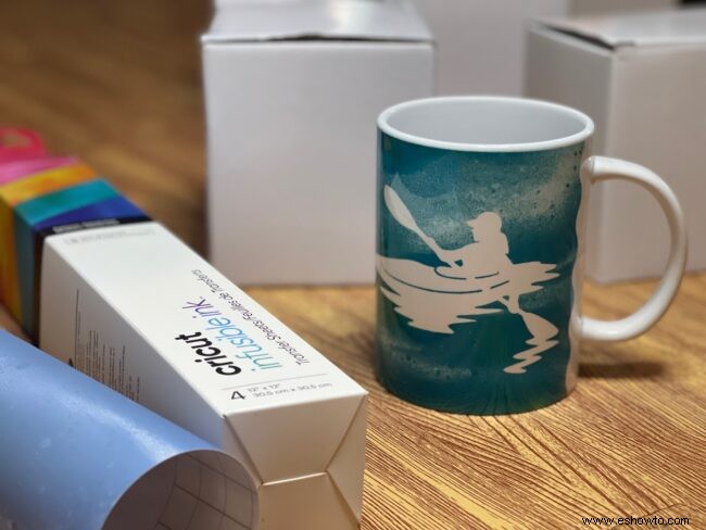 Diseños de tazas Cricut con tazas de colores