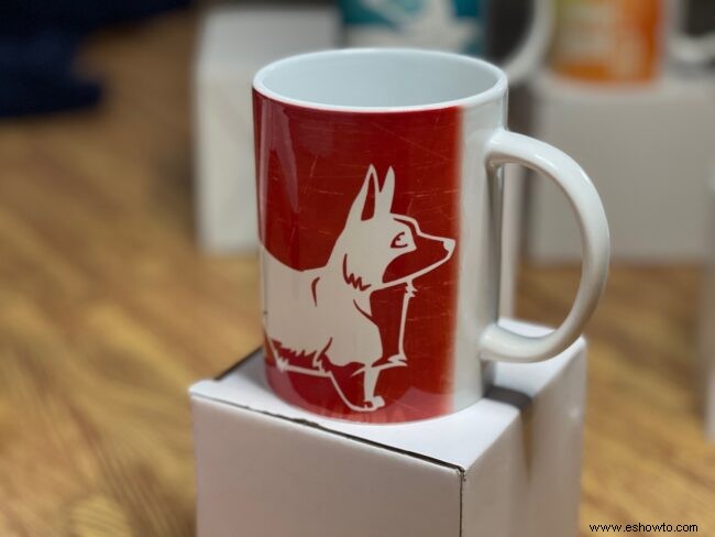 Diseños de tazas Cricut con tazas de colores