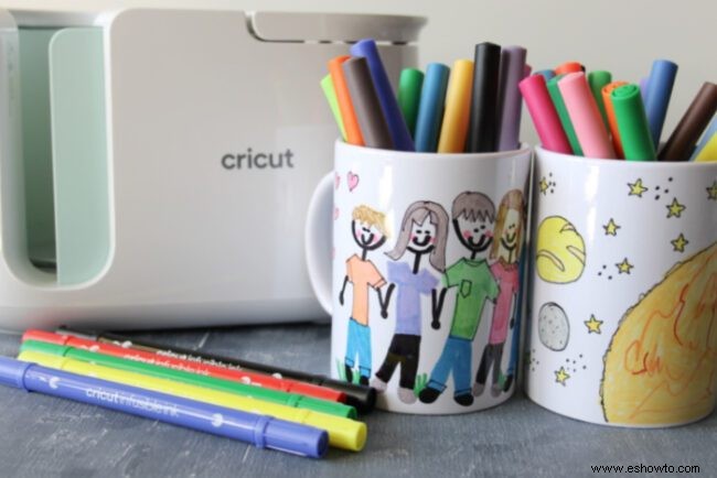 Diseños de tazas Cricut con tazas de colores