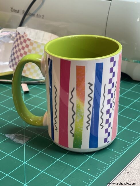 Taza Cricut con rayas y garabatos