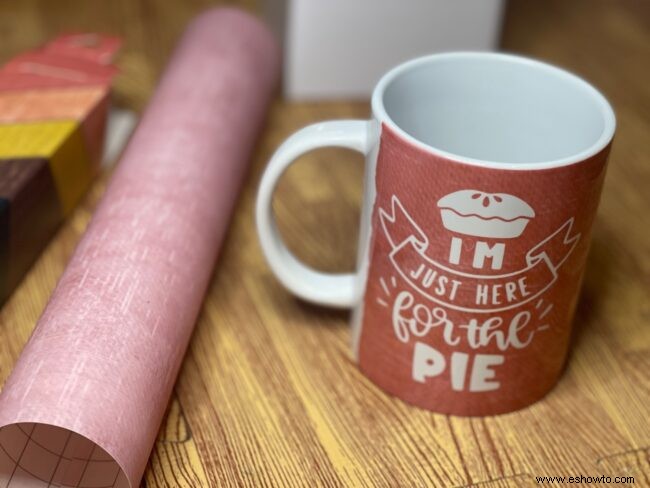 Taza Cricut con rayas y garabatos