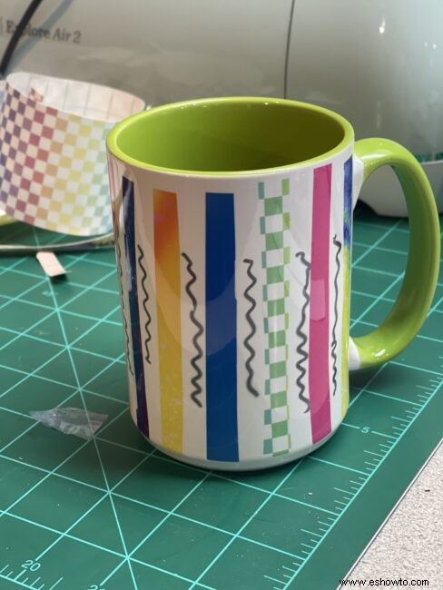 Taza Cricut con rayas y garabatos