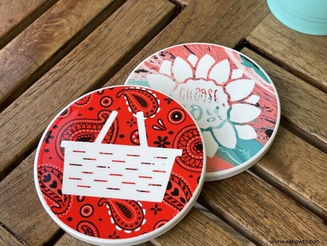 Taza Cricut con rayas y garabatos