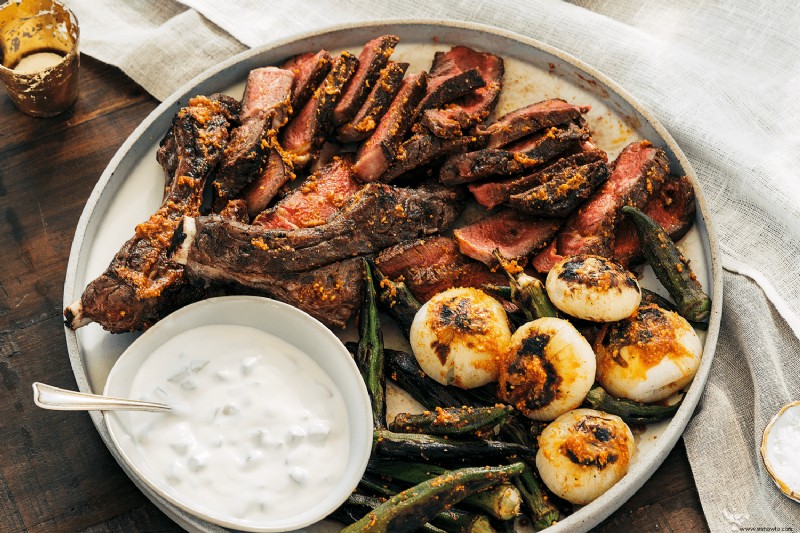 Bistecs de Rib Eye a la parrilla con okra suya y salsa de pepino y yogur