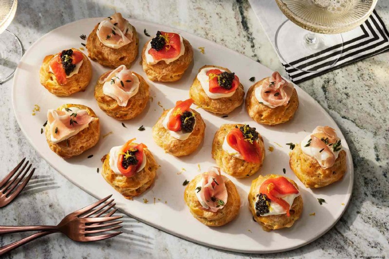 Gougères con salmón ahumado, caviar y prosciutto