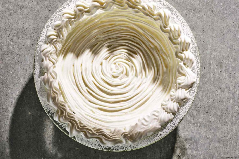 Pastel de merengue de chocolate blanco