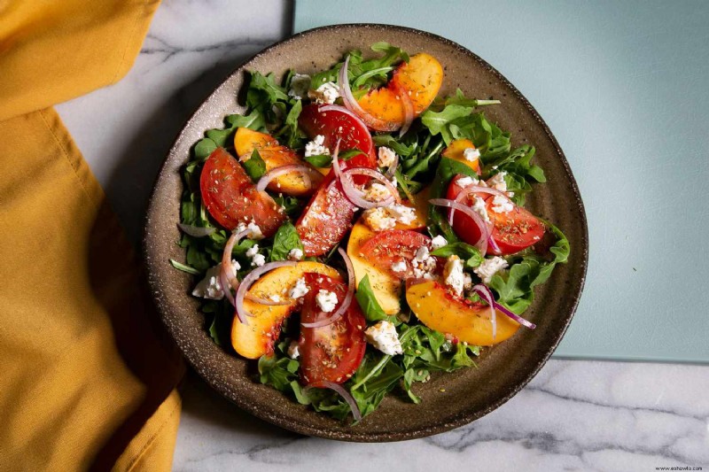 Ensalada de melocotón, tomate y queso feta con aderezo de jalapeño confitado