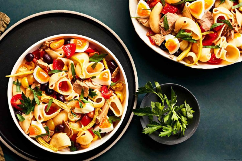 ​​Ensalada de pasta estilo español con atún y tomates marinados