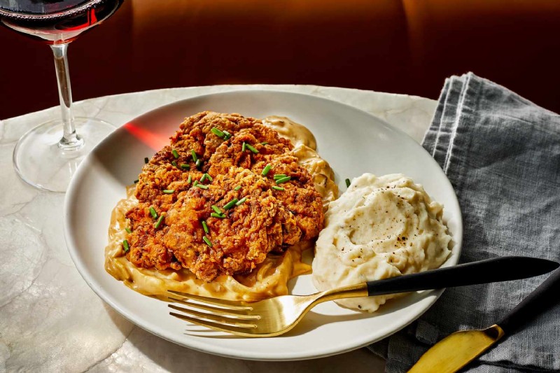 Filetes de pollo frito con salsa de cebolla caramelizada