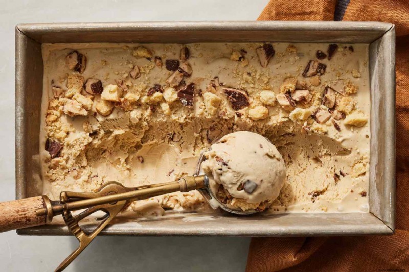 Helado de Earl Grey con caramelo de chocolate y crumble de pan dulce