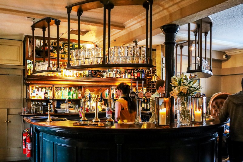 Toma asiento en el pub más antiguo de Escocia