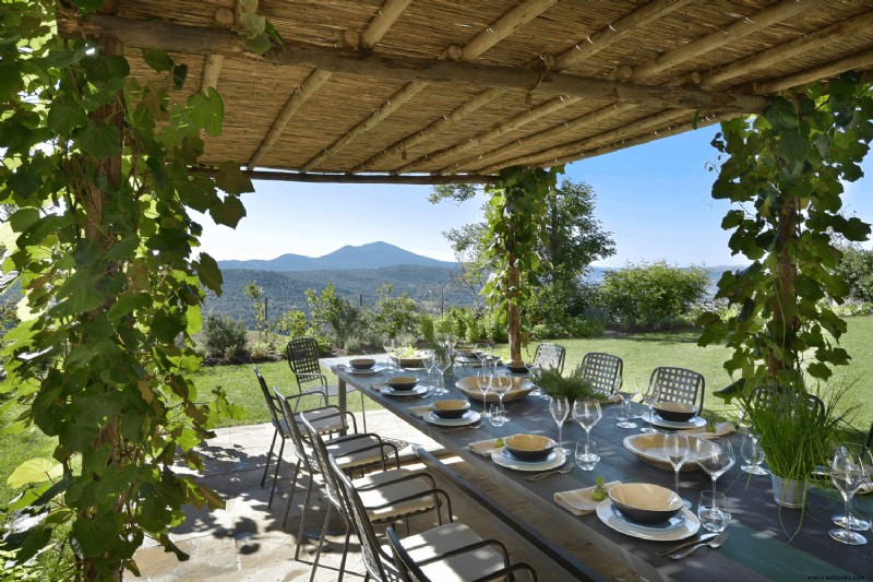 Una aldea toscana que alguna vez fue abandonada es ahora un impresionante hotel con una escuela de cocina y cenas panorámicas