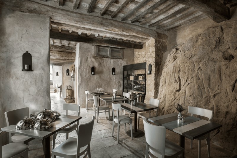 Una aldea toscana que alguna vez fue abandonada es ahora un impresionante hotel con una escuela de cocina y cenas panorámicas