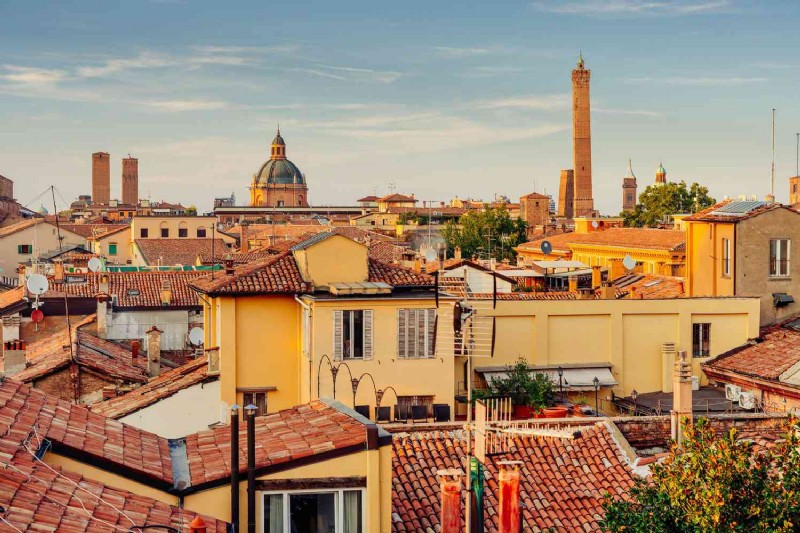 7 formas de canalizar el Stanley Tucci que llevas dentro en el Food Valley de Italia