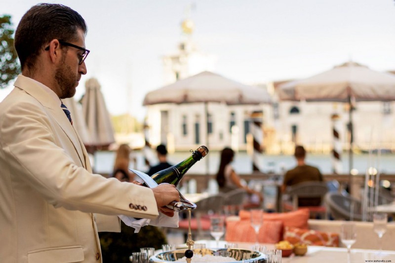 Agregue champán Sabre sobre el Gran Canal de Venecia a su lista de deseos